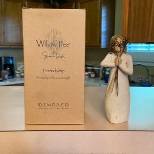 Willow Tree Friendship statue.